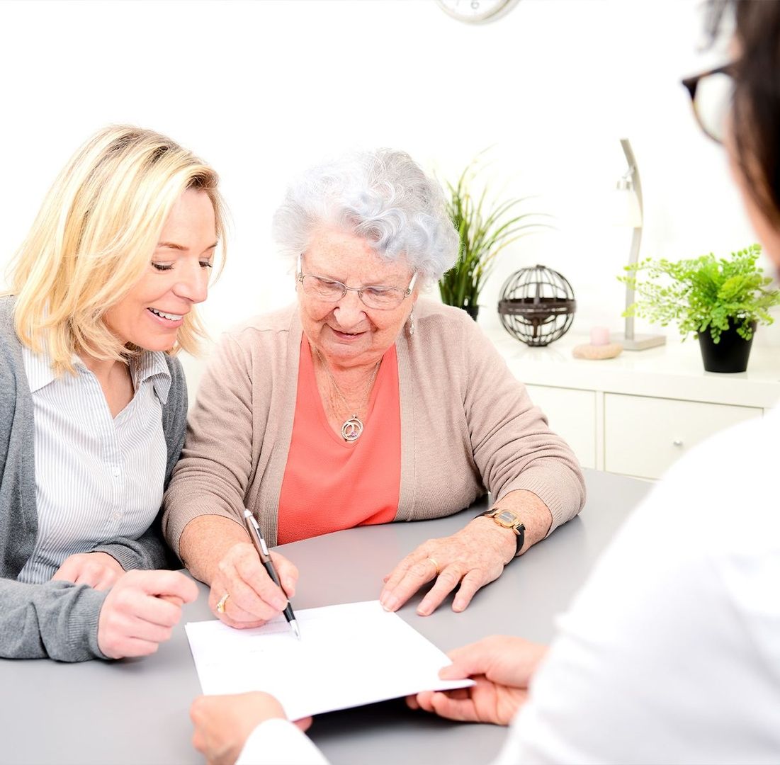 Ein Anwalt bespricht einen neuen Vertrag mit einem Kunden