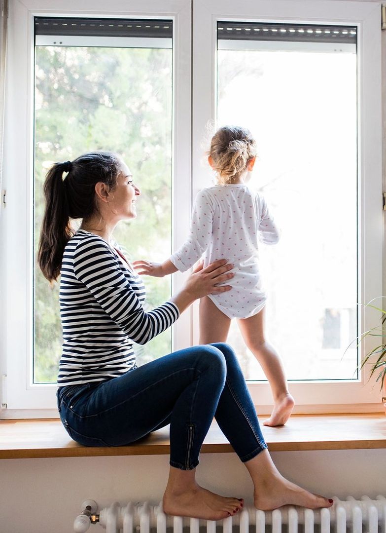 Eine Mutter mit ihrem Kind am Fenster