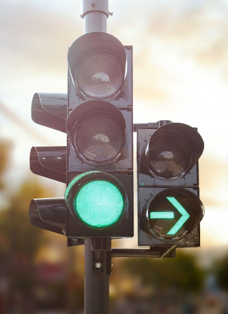 Eine Verkehrsampel, die grün zeigt