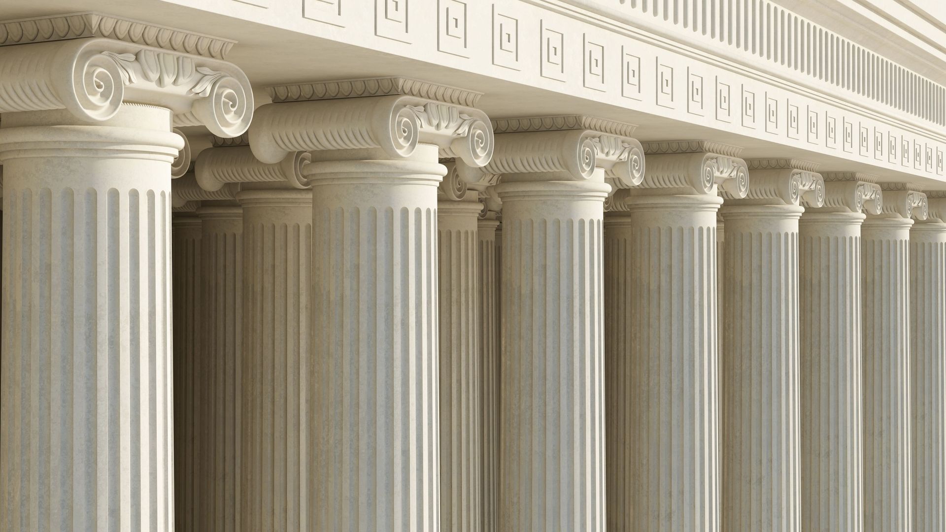 Architektur im griechischen Baustil eines Gerichtsgebäudes
