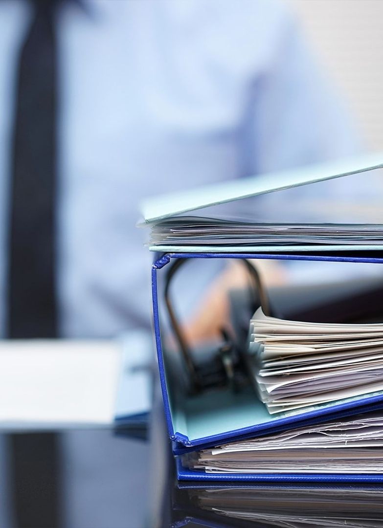 Unterlagen eines Geschäftsunternehmens in verschiedenen Ordnern